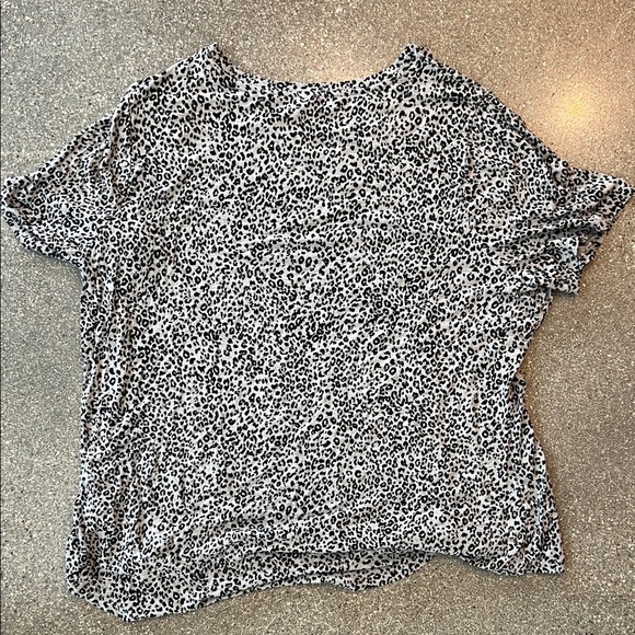 Old Navy Black and White Patterned Short Sleeve Cheeta Print Top - Picture 3 of 4